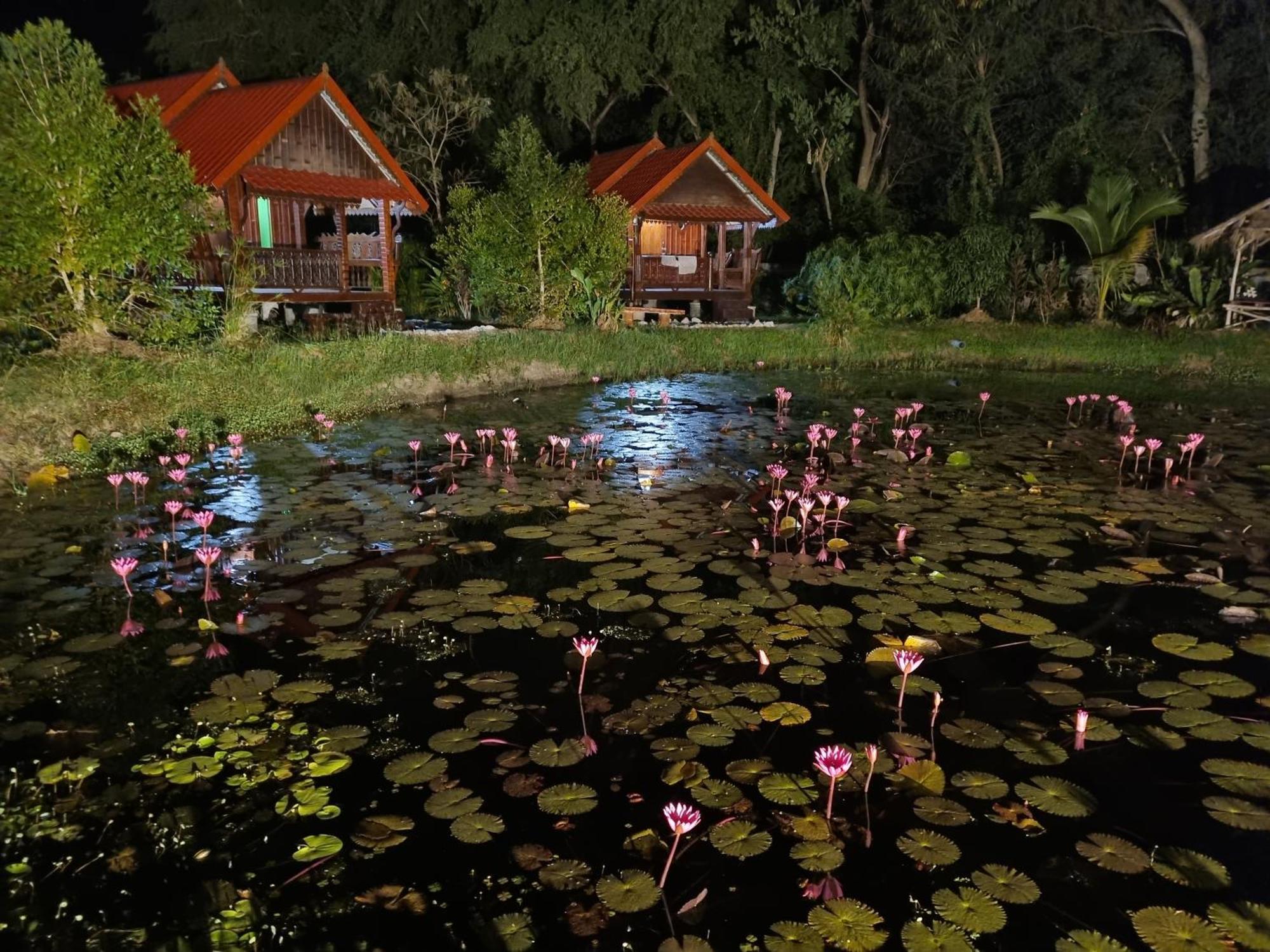 Bua Daeng Homestay Resort Kumphawapi Exterior foto