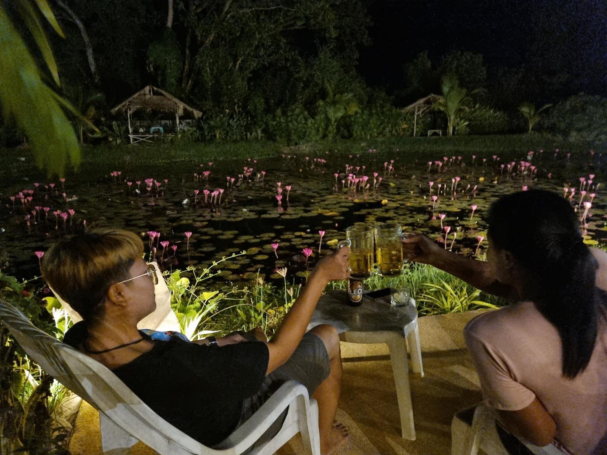 Bua Daeng Homestay Resort Kumphawapi Exterior foto