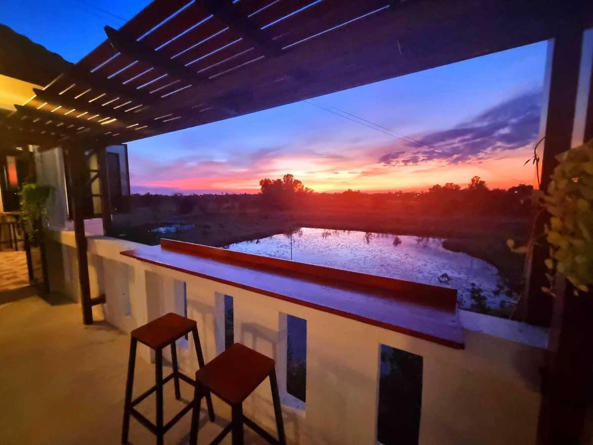 Bua Daeng Homestay Resort Kumphawapi Exterior foto