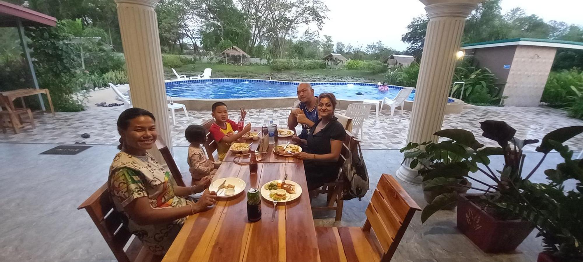 Bua Daeng Homestay Resort Kumphawapi Exterior foto