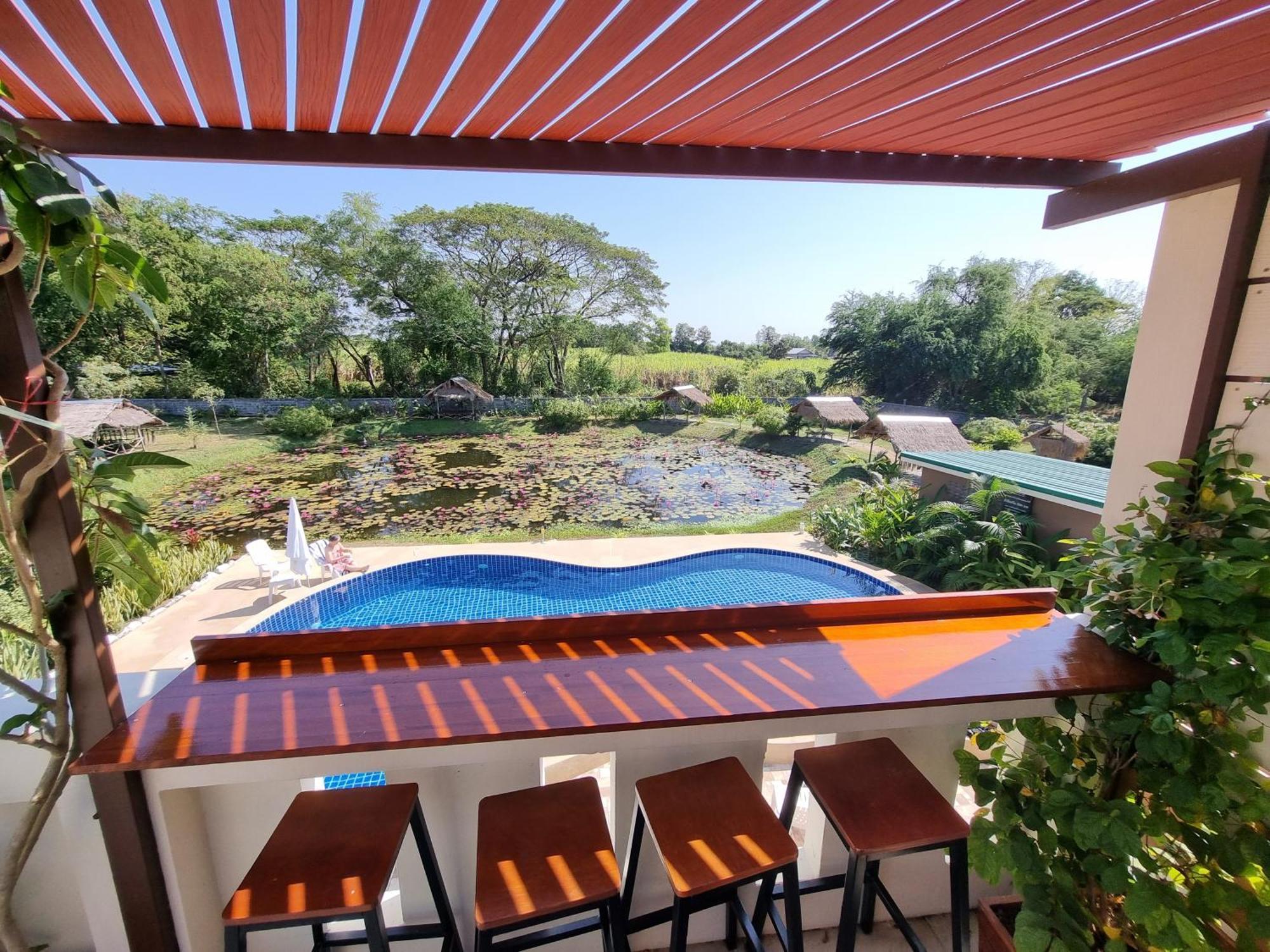 Bua Daeng Homestay Resort Kumphawapi Exterior foto